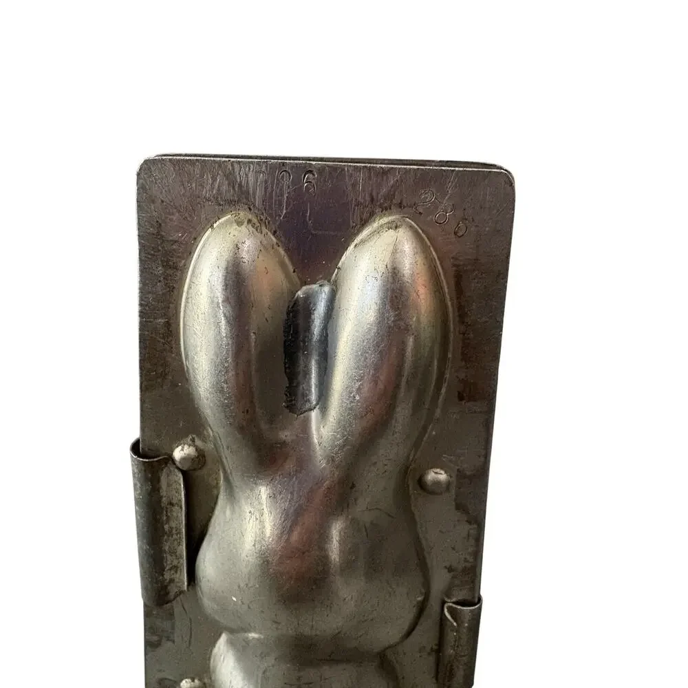 Antique Vintage Easter BUNNY RABBIT SITTING ON HIND LEGS Chocolate Mold. #286